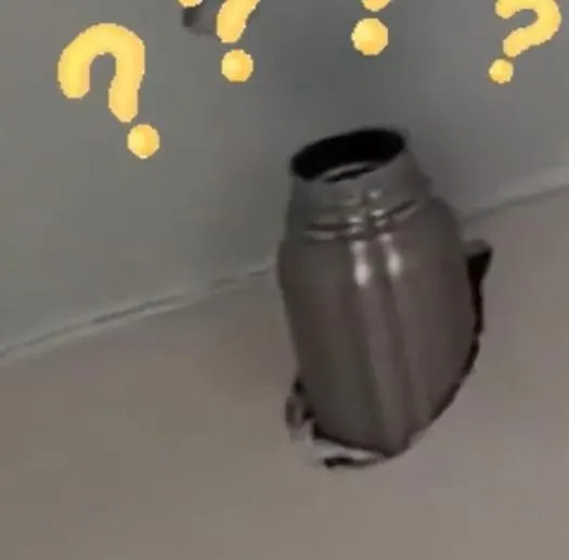 保溫杯炸飛竟嵌進牆壁內。（圖/翻攝新浪微博）