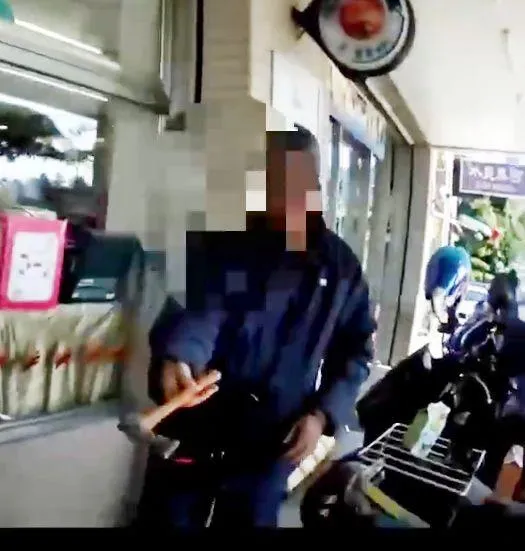 潘男交出斧頭。(圖/警方提供)