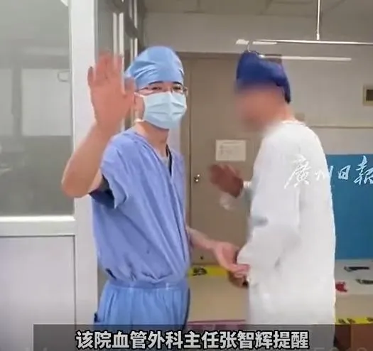 王男（右）手術後順利下床走路。（圖／翻攝新浪微博）