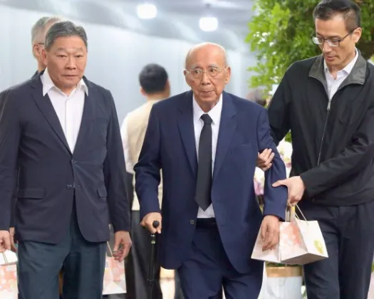 前國民黨主席吳伯雄（中）前陣子才剛歡度88歲生日。（圖／CTWANT 方萬民攝）