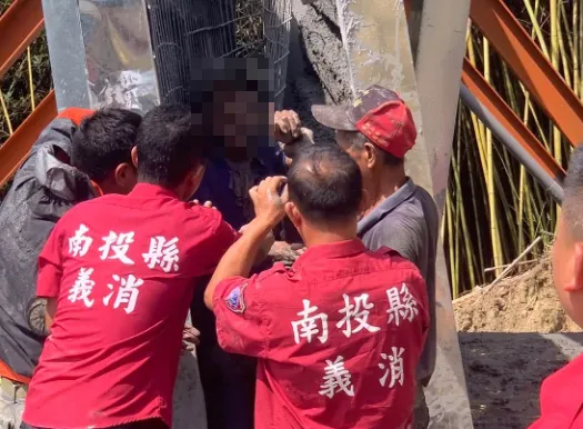 南投鹿谷鐵皮屋倒塌，2名男子脫困時滿身泥巴，所幸意識清醒。（圖／翻攝自臉書／南投縣鹿谷義消分隊）