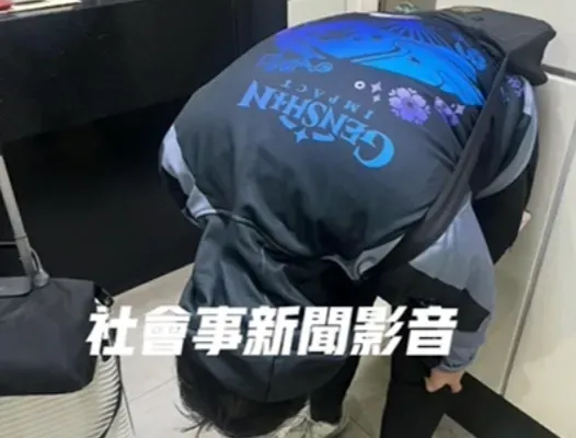 彰化火車站一名年輕女子在準備搭乘電梯時,發現身旁有男子正持手機對她進行偷拍。(圖/翻攝自社會事新聞影音)