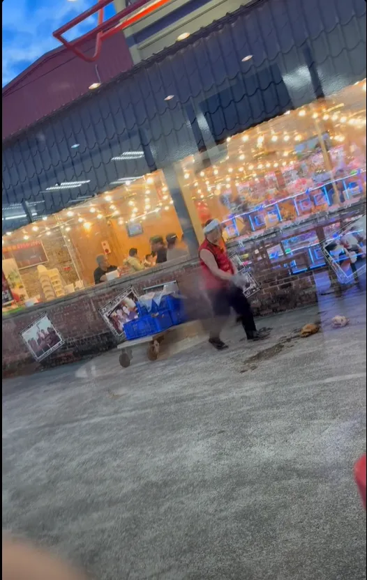店家發布聲明致歉,強調掉落地面的烤雞已全部丟棄於廚餘桶中。(圖/翻攝自《新竹大小事》)