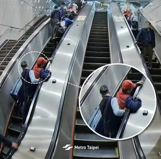 年長旅客在搭乘電扶梯時，因拖著大型行李而重心不穩往後傾倒，所幸被後方一位年輕人穩穩接住。（圖／翻攝自「台北捷運」臉書）