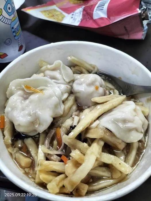 網友將隔夜薯條丟進酸辣湯裡搭配。(圖/爆廢公社)