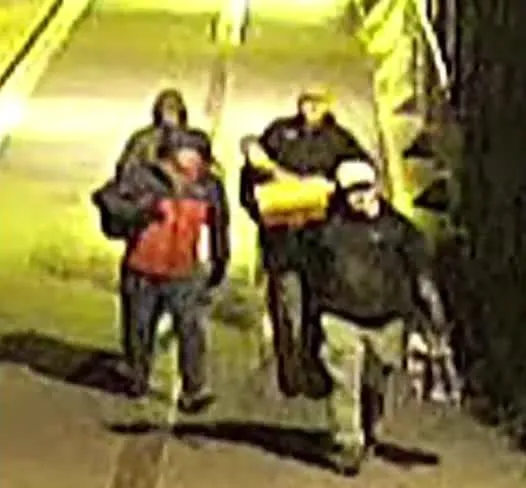 英國警方證實布里斯托博物館2025年9月25日遭竊，監視器拍到4名男子涉案。（圖／路透社）