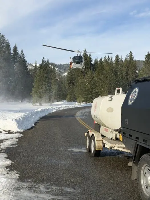 華盛頓一處滑雪場發生雪崩意外,當局緊急出動救援。(圖/FB@KittitasCountySheriff)