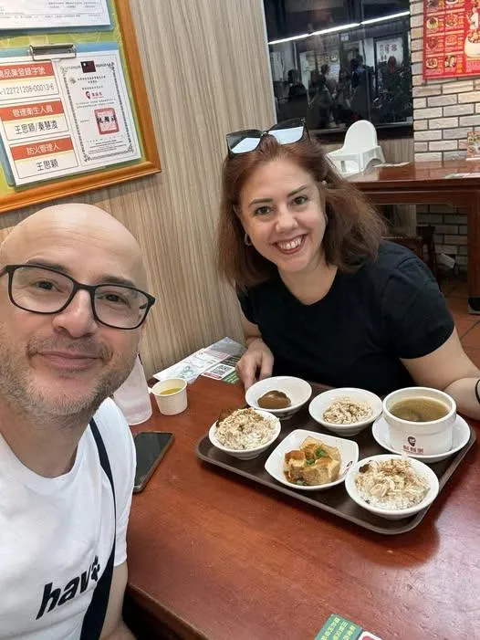 吳鳳帶著妹妹一起吃台灣最傳統的美食。(圖/翻攝吳鳳Rifat臉書)