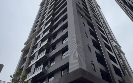 藝人海產（劉威廷）位於台中的新家驚傳遭物業公司夜班保全持備用磁扣闖入。（圖／中天新聞）