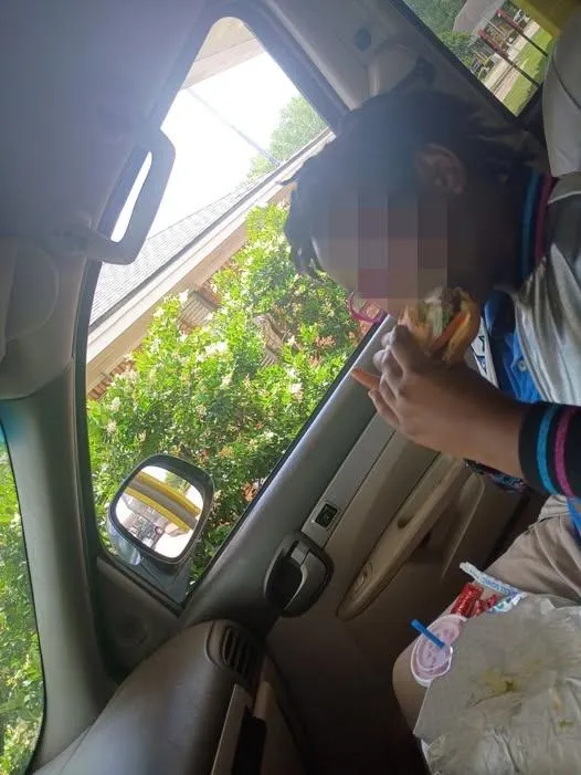 命案前一天,艾爾金斯才在臉書上傳與大女兒共進午餐的照片。(圖/翻攝自FB@shamar.elkins)