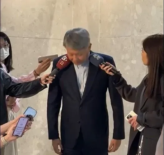 經濟部長郭智輝為自己失言，鞠躬道歉。(圖／中天新聞)