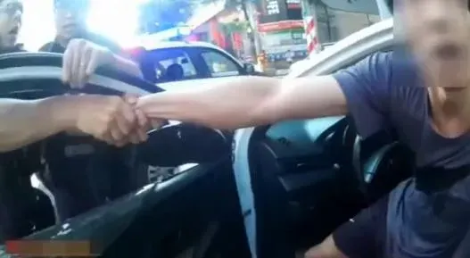 桃園區復興路警方攔查駕駛未繫安全帶,但駕駛拒絕盤查,企圖衝撞警車逃跑。(圖/翻攝畫面)