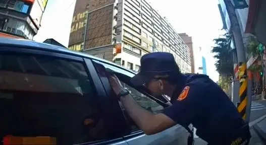 桃園區復興路警方攔查駕駛未繫安全帶,但駕駛拒絕盤查,企圖衝撞警車逃跑。(圖/翻攝畫面)