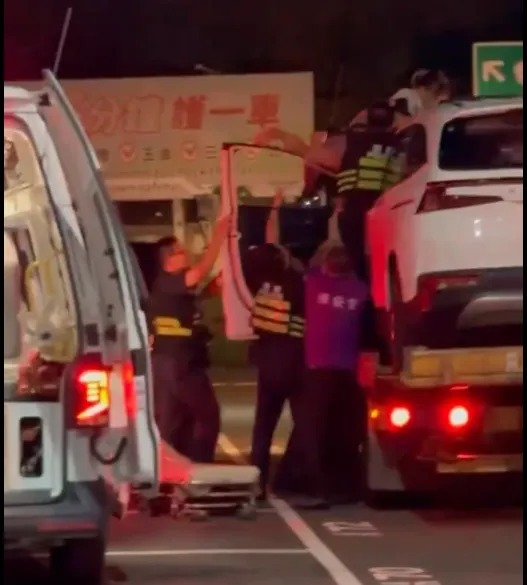 西螺服務區日前晚間發生一名女子情緒失控，爬上車頂，和現場警方發生拉扯。（圖/翻攝畫面）