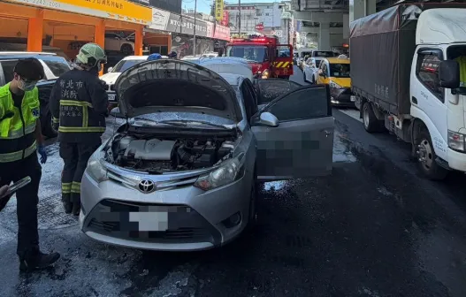 中和行車糾紛，騎士朝轎車丟鞭炮釀火燒車。（圖／警方提供）