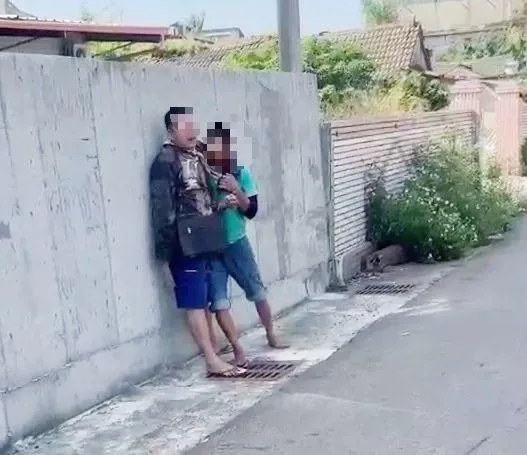 狂男挾持鄰居揮刀砍傷又謾罵。(圖/翻攝虎尾人(讚)出來 臉書)