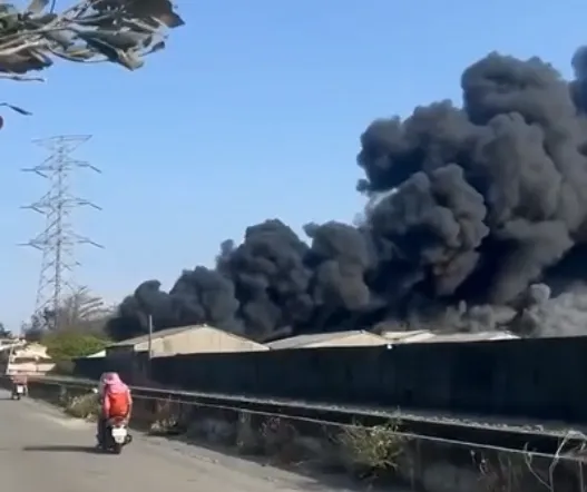 雲林縣褒忠鄉一處資源回收場於大年初三下午爆發嚴重火災，濃密黑煙直衝天際。（圖／翻攝畫面）