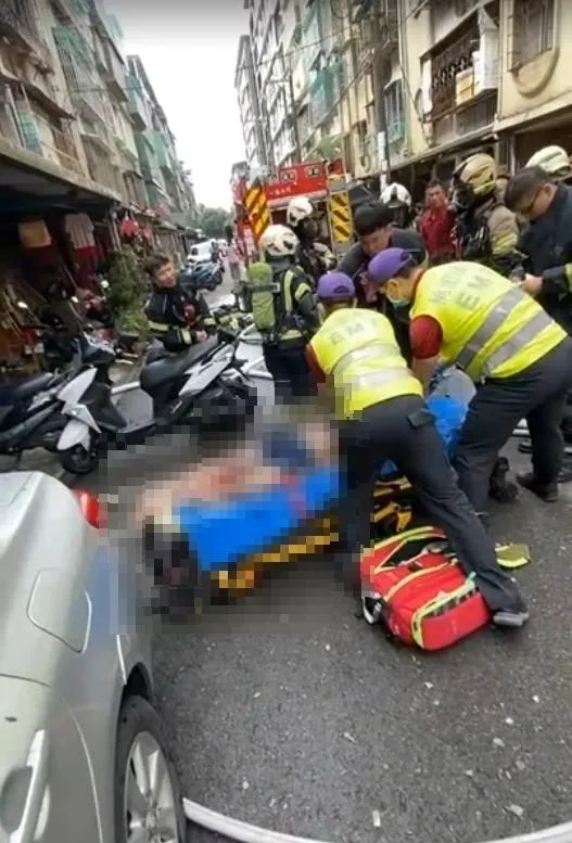 傷者被救出時已無生命跡象。（圖／桃園市消防局提供）