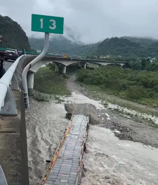 由於連日大雨河水水位上漲，河水已經將沙洲四周圍繞，水流湍急且情況危險。（圖／翻攝畫面）