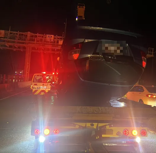 白色自小客車疑從路肩向後滑入車道，後方車輛緊急閃避仍釀事故。（圖／警方提供）