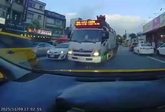 宜蘭縣羅東鎮公所一輛資源回收車跨越雙黃線逆向違規行駛，差點撞到休旅車，竟然還嗆對方，警方要罰了。（圖／警方提供）