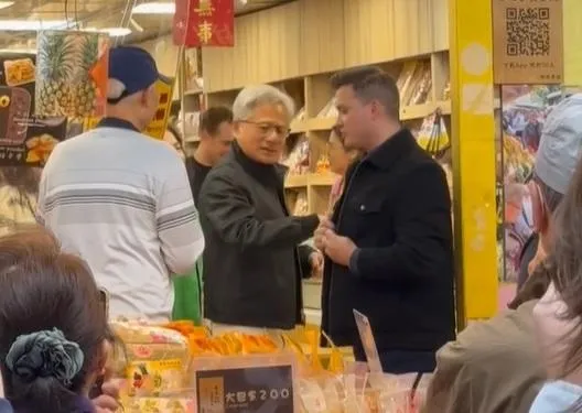 輝達執行長黃仁勳被目擊現身北市四平街買蜜餞。（圖／翻攝自Threads，網友baiu523授權提供）