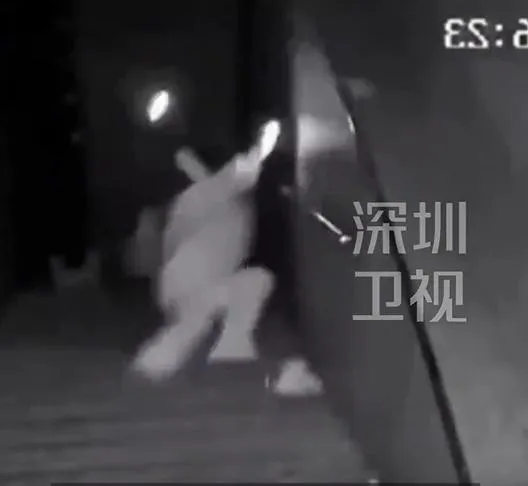 小秋一腳踩空當場滾下樓梯。（圖／翻攝新浪微博）