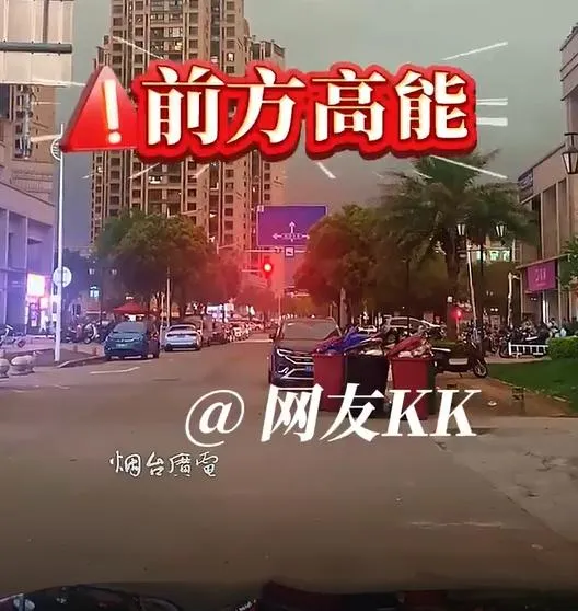 車主坐在車內竟遭雷劈。（圖／翻攝新浪微博）