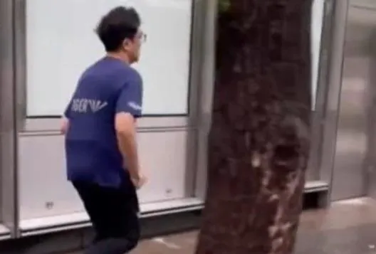 民進黨台北市長參選人沈伯洋訪日被發現穿著防彈衣跑步。(圖/沈伯洋Threads)