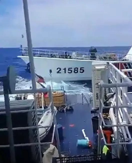 陸海警船遭菲船隻碰撞。（圖／翻攝新浪微博）