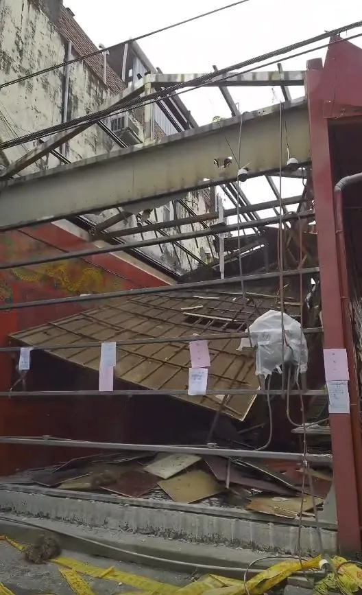 桃園市府出動重型機具，今早強制拆除中壢武和宮違建。（圖／翻攝桃園市議員黃瓊慧的Threads）