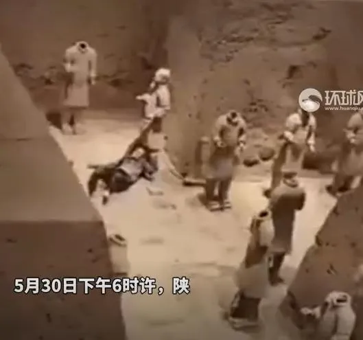 孫姓男子跳入兵馬俑坑內。（圖/翻攝新浪微博）