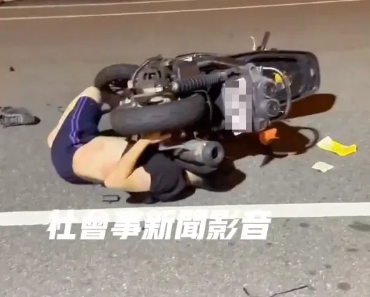 連男則因被機車排氣管重壓脖子及臉部，雙手因酒醉無力推開機車。(圖／翻攝自社會事新聞影音)