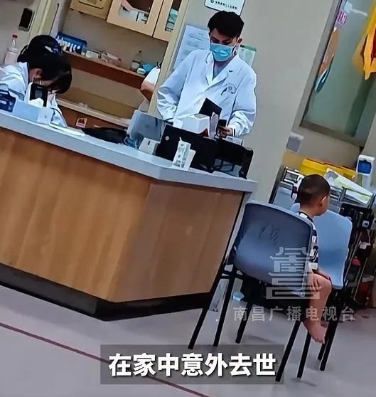 男童安靜坐在椅子上等候檢查。（圖/翻攝新浪微博）