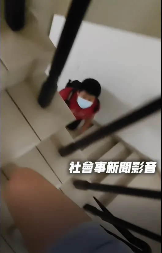 高雄市三民區一處補教大樓驚傳短裙女子疑遭怪男尾隨偷窺事件。（圖／社會事影音新聞）