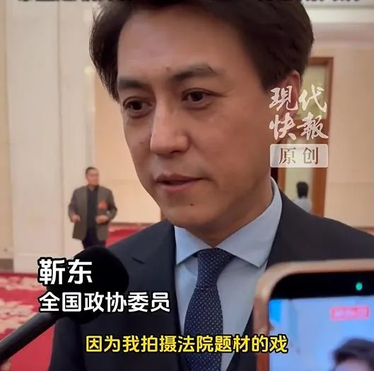 靳東今現身兩會會場。（圖／翻攝新浪微博）