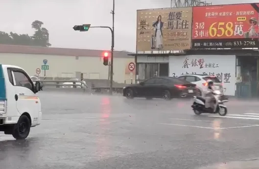 雨勢越來越大。(圖/中天新聞)