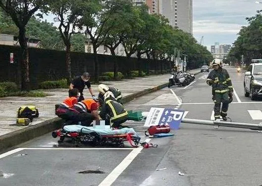 警消急為昏迷不醒的傷者急救。（圖／民眾提供）