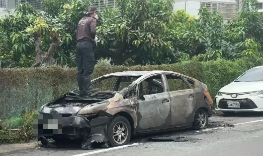這場火燒車事故並未造成人員傷亡，但停放在起火車輛前後的汽機車皆遭大火波及受損。（圖／中天新聞）
