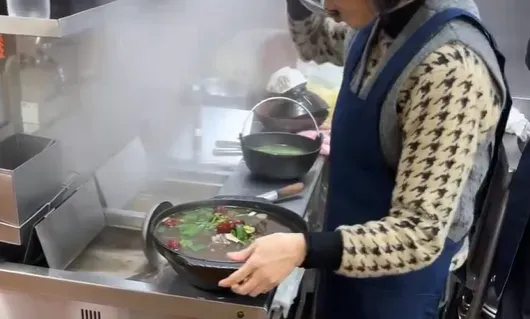 新竹城隍廟旁知名餐飲店，有網友看到老闆娘自己先「對嘴嘗味道」後再端上桌。（圖/@chiaoqin_nypd授權提供）
