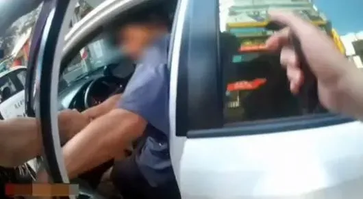桃園區復興路警方攔查駕駛未繫安全帶,但駕駛拒絕盤查,企圖衝撞警車逃跑。(圖/翻攝畫面)