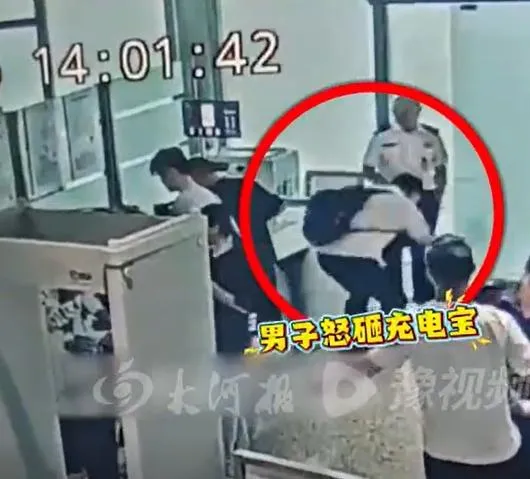 男子情緒失控，將行動電源砸向地面。（圖/翻攝新浪微博）