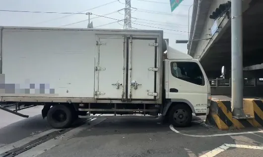 台中茶葉行貨車駕駛突昏迷，車輛卡在橋中央。（圖／中天新聞）