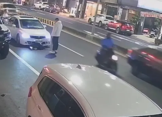 侯女刻意撞上車頭後倒地。（圖／IG @ooxx.mia提供）