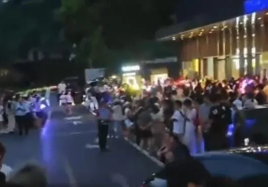 大批粉絲聚集現場追星。（圖／翻攝新浪微博）