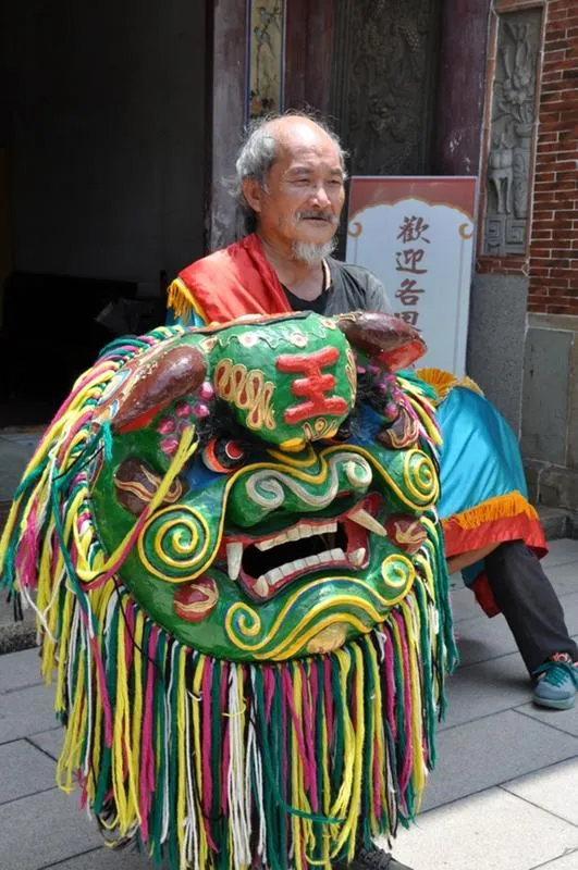 台中市傳統工藝「獅頭製作」保存者陳銘鴻16日辭世，享壽76歲。陳銘鴻長年致力傳承與推廣，為傳統工藝保存奠定深厚基礎，文化部將頒贈旌揚狀表彰。（圖／台中市文化資產處提供）