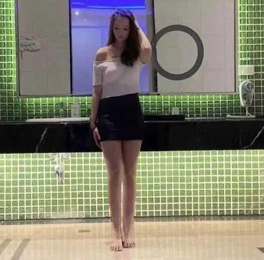 陳女外型美豔，被丈夫指控與肖峰不正當交往。（圖/翻攝新浪微博）