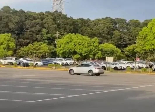 男子在停車場甩尾。（圖／翻攝自爆料公社）