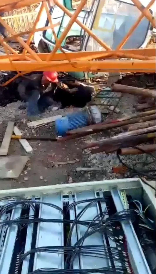 甘肅漳縣25日發生一起塔吊倒塌事故釀死。（圖／翻攝自抖音＠社會熱點+隨拍）