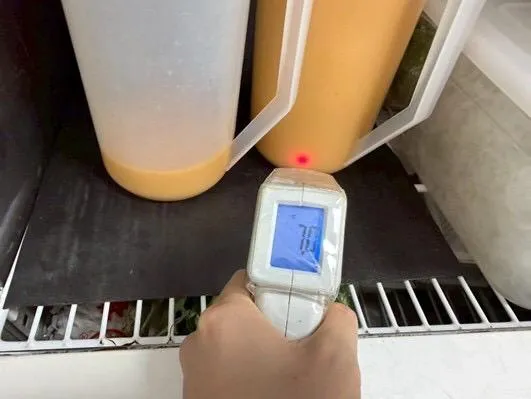 衛生局人員前往現場稽查時，發現該店有冰箱食材未加蓋保存的衛生缺失。（圖／北市衛生局）